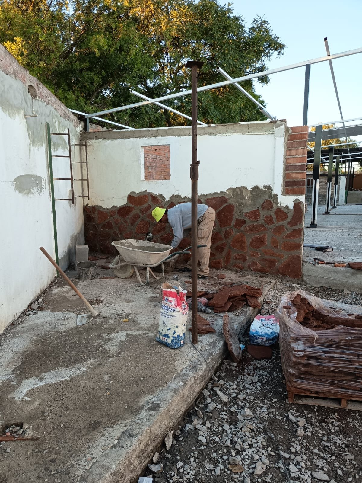 Obra de solado y base exterior